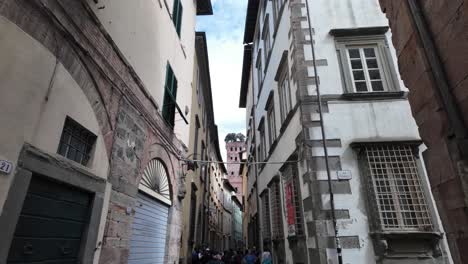 Calle-Estrecha-Y-Transitada-En-Lucca,-Italia.-Hermoso-Callejón-Turístico