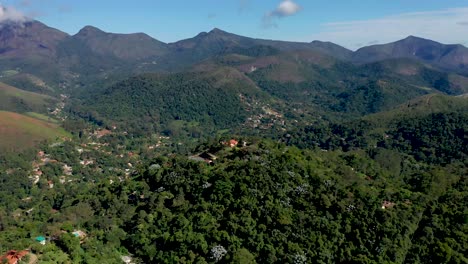 Vista-Aérea-Sobre-Casas-En-Petrópolis,-Brasil,-Con-Vistas-A-Las-Montañas-De-Fondo