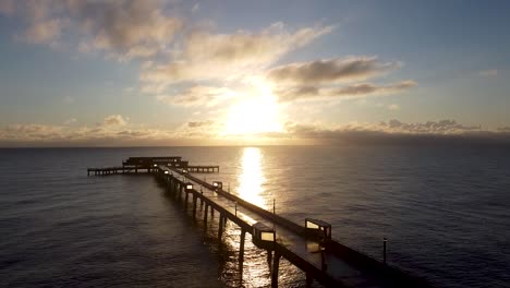 Hermoso-Amanecer-Cálido-Desde-El-Aire-Sobre-El-Muelle-Deal-En-Kent,-Horizonte-Costero