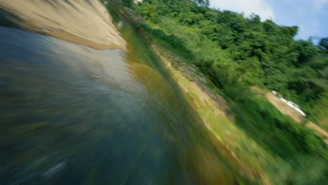 Hochbrücke-In-Utuado-Puerto-Rico-Neben-Einem-Wunderschönen-Fluss-Mit-Einer-4k-30fps-FPV-Drohne