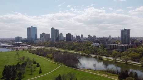 Imágenes-Aéreas-De-Un-Dron-En-4K-Del-Centro-De-Milwaukee-Durante-Un-Día-Soleado-De-Verano-Con-Vista-Al-Lago-Michigan,-El-Parque,-Los-Apartamentos,-El-Lago-Y-La-Playa-De-Bradford