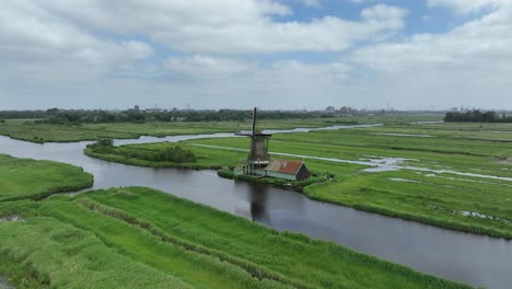 Molino-De-Viento-Histórico-En-Assendelft,-Países-Bajos