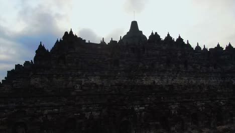 Primer-Plano-De-Las-Paredes-Aéreas-Y-La-Estupa-Del-Templo-De-Borobudur-Que-Revelan-Un-Paisaje-Tropical