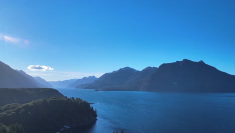 Eine-Drehung-Um-180º-Schwenk-Bei-Sonnenuntergang-Auf-Dem-See-Von-Villa-Tacul,-Patagonien,-Argentinien