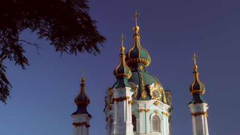 Langsame,-Tele-Neigung-Nach-Unten-Das-Äußere-Der-St.-Andrews-Kirche-Kiew-Mit-Atemberaubendem-Morgenlicht