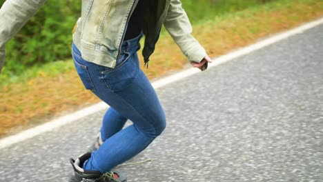 Junges-Mädchen-Mit-Inlineskates-Auf-Der-Straße,-Fährt-Rückwärts