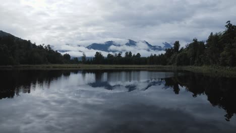 Malerischer-Schwenk-Des-Berühmten-Mirror-Lake-In-Neuseeland-An-Einem-Bewölkten-Sommertag-In-4k