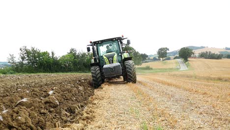 Vorderansicht-Eines-Schweren-Landwirtschaftlichen-Fahrzeugs,-Das-Sich-Auf-Dem-Gerade-Abgeernteten-Land-Bewegt