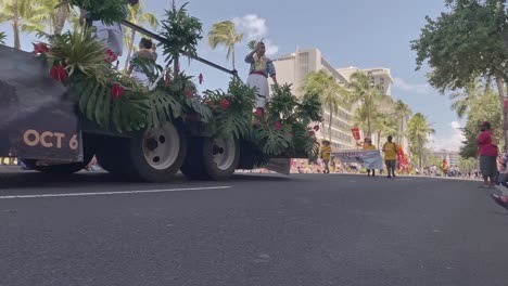 Time-lapse-Del-Desfile-Del-Rey-Kamehameha-En-Waikiki-En-Un-Día-Soleado-4