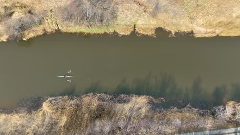 Vista-Aérea-De-Cómo-Un-Remero-Se-Entrena-Para-Nadar-En-El-Río-Dane-Río-Arriba