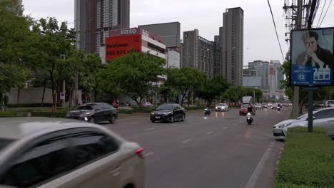 Tráfico-Vehicular-En-4K-Que-Se-Desplaza-Por-La-Carretera-Ratchadaphisek-En-Bangkok,-Tailandia