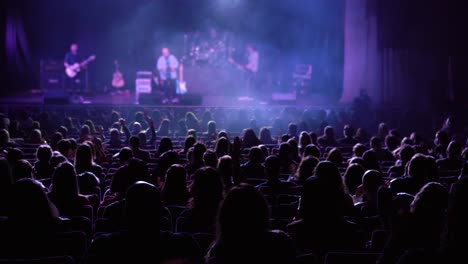 Das-Publikum-Sieht-Sich-Ein-Konzert-Im-Theater-An-Und-Hebt-Im-Takt-Der-Musik-Die-Hände