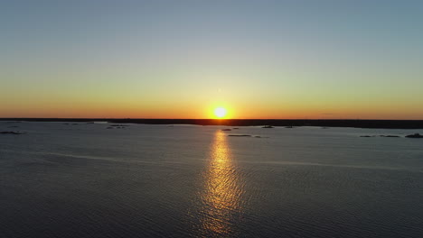 Hermosas-Imágenes-Tomadas-Con-Un-Dron-Del-Atardecer-Sobre-El-Mar