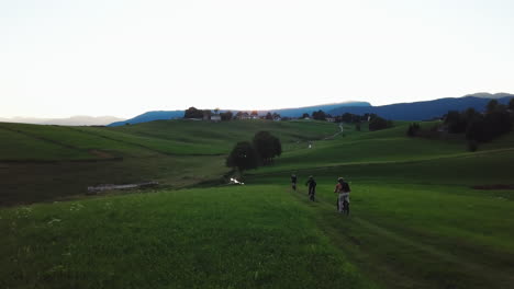 Mountainbiker-Fahren-Durch-Die-Hügellandschaft-Zwischen-Ländlichen-Dörfern