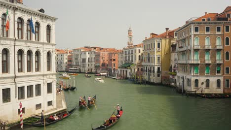 Gondeln-Und-Gebäude-Am-Wasser-Am-Canale-Grande-In-Venedig,-Italien