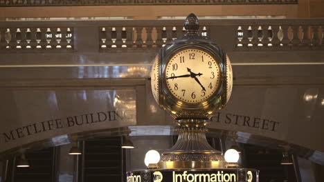 Goldene-Uhr,-Informationsstand-Am-Grand-Central-Terminal,-New-York