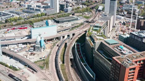 Toma-Aérea-Del-Tren-Eurostar-Entrando-Al-Túnel-De-St-Pancras-En-El-Lado-De-Londres