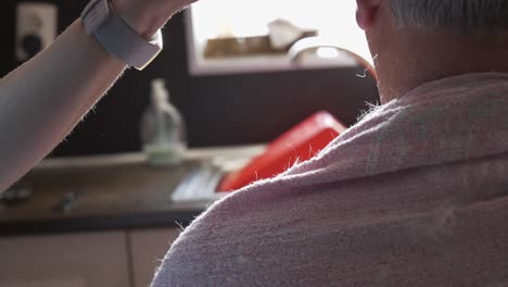 Fotografía-De-La-Parte-Posterior-De-La-Cabeza-De-Un-Hombre-Mayor-De-Cabello-Gris-Que-Se-Corta-El-Pelo-En-La-Cocina-De-Su-Casa,-Primer-Plano,-Diapositiva-De-Izquierda-A-Derecha-Con-Espacio-De-Copia