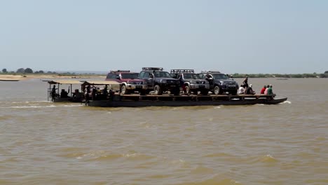 Flussfähre-Befördert-Fahrzeuge-Und-Menschen-Entlang-Des-Tsiribihina-Flusses-In-Madagaskar