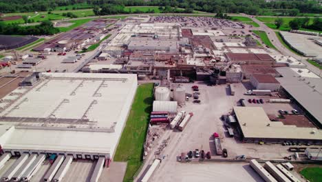 Vista-Aérea-De-Una-Instalación-De-Almacenamiento-En-Frío-En-Iowa-Con-Semirremolques-Que-Entregan-Carga-Refrigerada