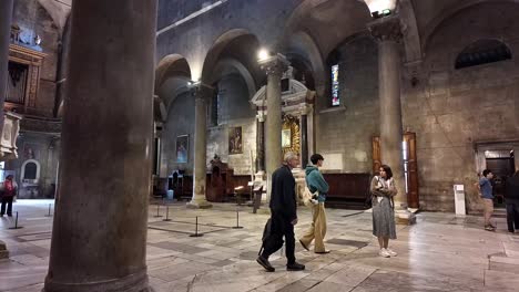 Iglesia-Católica,-Catedral-Romana,-Interior-Con-Suelo-De-Mármol,-Lugar-Religioso,-Lucca,-Italia