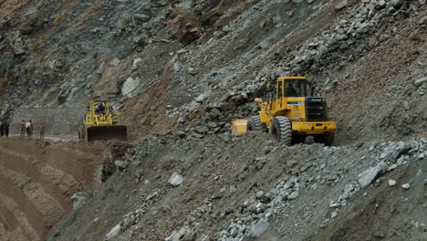 Dos-Excavadoras-Amarillas-Limpiando-El-Deslizamiento-De-Tierra-Ocurrido-En-La-Carretera-Karakoram-En-Dasu,-Pakistán---Primer-Plano