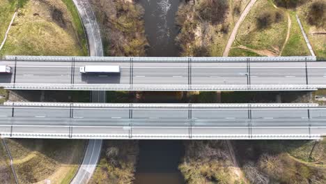 Vista-Aérea,-El-Puente-De-La-Autopista-Cruza-El-Río-Minija,-Los-Autos-Circulan-Por-La-Autopista.