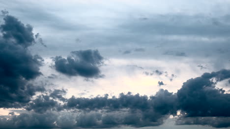 Wunderschöner,-Eindrucksvoller-Zeitraffer-Der-Sich-Bewegenden-Wolken