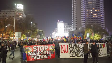 Los-Rumanos-Protestan-Contra-La-Vacunación-Obligatoria-Y-La-Segregación-En-La-Calle