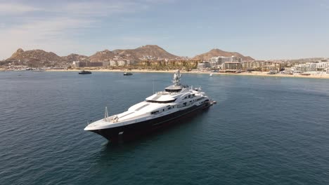 Luftaufnahme:-Die-Luxuriöse-Private-Superyacht-Eines-Milliardärs-Liegt-Vor-Der-Küste-Mexikos-Vor-Anker