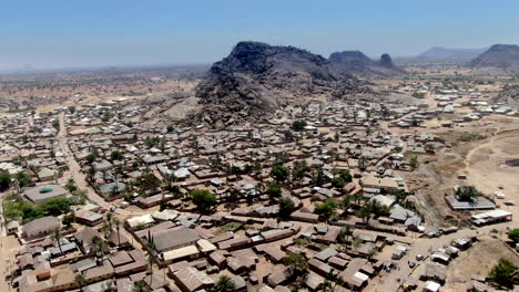 Vista-Aérea-Panorámica-De-La-Ciudad-De-Dass-En-Las-Escarpadas-Tierras-Altas-Del-Centro-Norte-De-Nigeria.