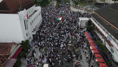 Luftaufnahme,-Straßenaktion-Oder-Demonstranten,-Die-Palästinenser-Für-Die-Freiheit-Unterstützen,-Und-Auch-Palästinensische-Spenden-Im-Zentrum-Der-Stadt-Yogyakarta,-Null-Kilometer-Entfernt