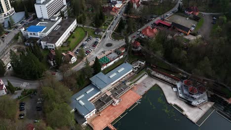 Lacul-Ursu-and-Sovata-hotel-on-shore,-Romania