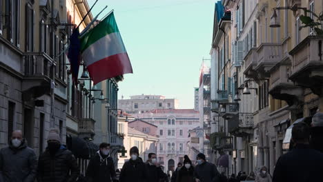 Multitud-De-Personas-Con-Máscaras-Caminando-Por-La-Calle-En-La-Ciudad-De-Monza-En-Italia