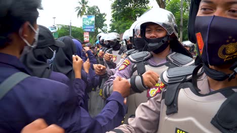 Manifestantes-Y-Policías-Tras-Manifestación-Contra-La-Ley-ómnibus-Magelang-Indonesia