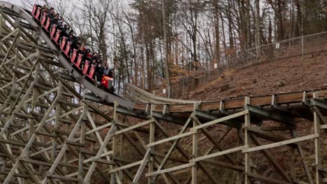 Los-Visitantes-De-Dollywood-Disfrutan-De-La-Emoción-De-La-Velocidad,-Los-Giros,-Las-Caídas-Y-Las-Paradas-Repentinas-En-La-Montaña-Rusa-Lightning-Rod.