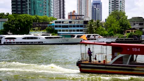 Flusstaxi-Fährt-Auf-Dem-Fluss-Chao-Phraya-In-Bangkok-Vorbei