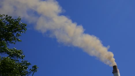 El-Humo-Que-Sale-De-Las-Chimeneas-De-Las-Fábricas-Contribuye-A-La-Contaminación-Del-Aire