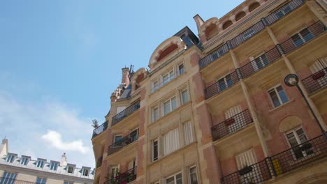 Fachada-Exterior-De-Un-Edificio-Parisino-En-El-Número-6-De-La-Rue-Villaret-De-Joyeuse-En-París,-Francia