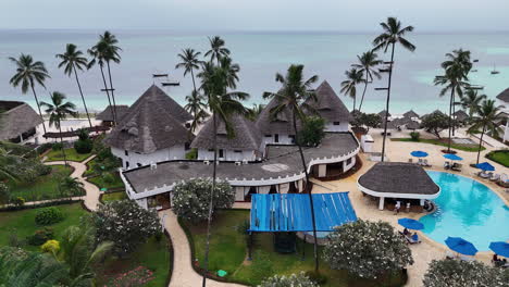 Villas-Con-Techo-De-Paja-En-Alojamientos-Turísticos-En-La-Playa-De-Nungwi-En-Zanzíbar,-África,-Tanzania