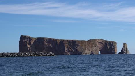 Puedes-Ver-La-Roca-Perce-Bajo-Un-Hermoso-Cielo-Azul-Con-Nubes.