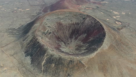 La-Imagen-Tomada-Con-Un-Dron-A-Gran-Altura-Sobre-El-Cráter-De-Uno-De-Los-Volcanes-De-Bayuyo-Es-Un-Conjunto-De-Conos-Volcánicos-Que-Entraron-En-Erupción-Al-Mismo-Tiempo,-Siguiendo-Una-Línea-Casi-Recta.