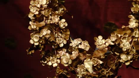 Fotografía-Macro-De-La-Corona-De-Mirto-Dorado-De-La-Esposa-Del-Rey-Felipe-II-En-La-Exposición-Del-Conjunto-Funerario-Real-De-Vergina,-Grecia.