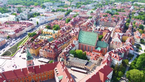 Aerial-Jib-Shot-Steigt-Langsam-In-Der-Nähe-Von-Warschau,-Polen