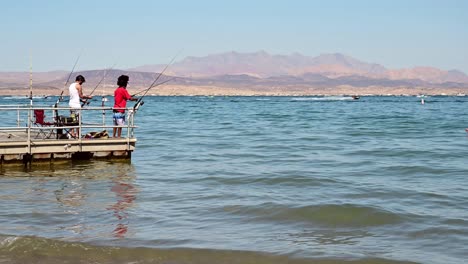 Hombres-Pescando-En-Un-Muelle-Flotante-En-El-Lago-Mead