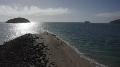 Schlauchboot-Auf-Winziger-Strandnehrung-Mit-Nachmittagssonne-Auf-Dem-Meer