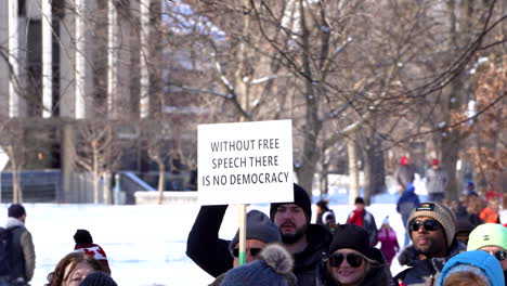 Hombre-Con-Cartel-De-Libertad-De-Expresión-En-Protesta-Contra-Los-Mandatos-Anti-covid-En-Toronto