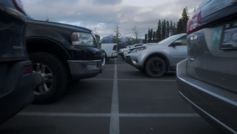 Blick-Auf-Den-Parkplatz-Zwischen-Vorbeifahrenden-Autos