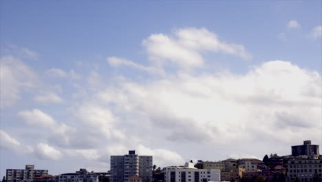 Lapso-De-Tiempo:-Nubes-Blancas-Que-Se-Mueven-Por-El-Cielo-Sobre-Edificios-En-El-Sur-De-Bondi,-Sydney,-Australia