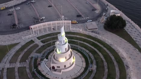 Vista-Aérea-De-La-Torre-Blanca-Brillante-De-La-Isla-Murjan-En-Dammam